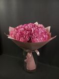 Фото флориста 2: Букет из 5 розовых гортензий в розовой бумаге
