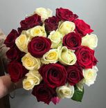 Букет из 25 красных и белых роз. Фото флориста - 0