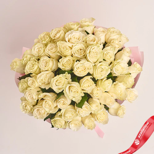 Фото 2: Букет из 51 белой розы в розовой упаковке. Сервис доставки цветов AzaliaNow