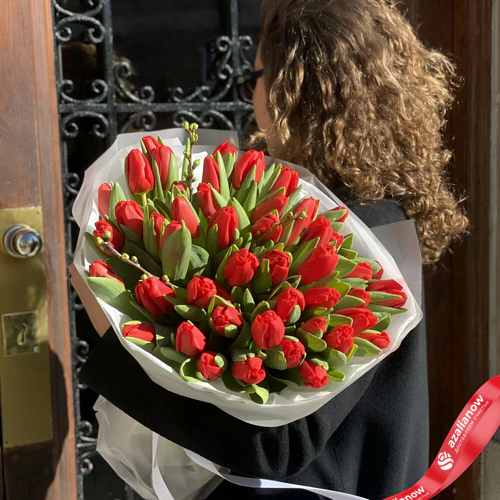 Фото 1: Букет из 55 красных тюльпанов. Сервис доставки цветов AzaliaNow