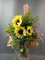 Фото флориста 2: Подсолнухи с лимониумом в джутовой сетке (3 цветка)