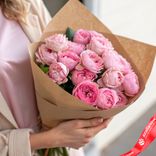 Маленькое фото 1: Букет из 15 пионовидных розовых роз в крафте, 50 см, Эквадор. Сервис доставки цветов AzaliaNow