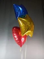 Фото флориста 1: Композиция из 3 шаров с гелием, 1 сердце и 2 звезды