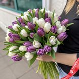 Маленькое фото 1: Лиловый закат: 50 фиолетовых и белых тюльпанов с зеленью. Сервис доставки цветов AzaliaNow