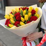 Маленькое фото 1: Букет из 17 желтых тюльпанов и 12 красных гвоздик в белой бумаге с лентой. Сервис доставки цветов AzaliaNow