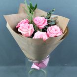 Фото флориста 1: Букет из 5 розовых роз в крафте с лентой, 50 см, Россия