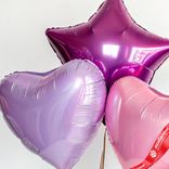 Маленькое фото 2: Композиция из 3 шаров с гелием, 1 фиолетовая звезда и 2 ярких сердца