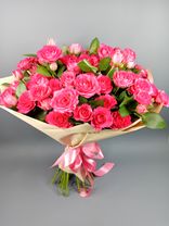 Фото флориста 1: Букет из 21 кустовой красной розы в крафте
