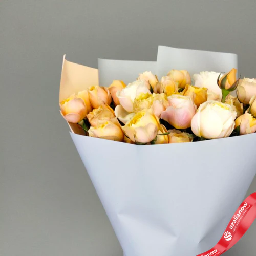 Фото 4: Букет «Мираж» из 10 пионовидных кустовых и 5 одноголовых роз, 50 см