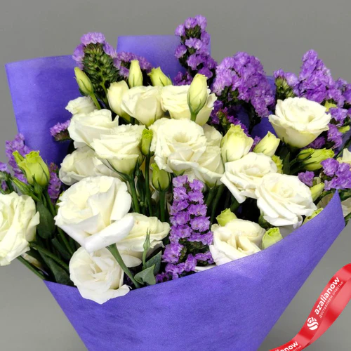 Фото 3: Букет «Сказка» из 10 эустом и 5 статиц в фетровой упаковке, 60 см