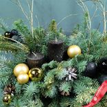 Маленькое фото 3: Новогодняя композиция «Еловые ветки со свечами», D 50 см x H 40 см