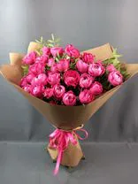 Фото флориста 2: Букет из 9 кустовых пионовидных розовых роз, в пленке с зеленью