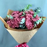 Фото флориста 1: Букет 15 белых георгин с эвкалиптом в крафте