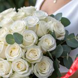 Маленькое фото 3: Букет из 25 белой розы «Мондиаль» с эвкалиптом, 50см, Эквадор. Сервис доставки цветов AzaliaNow