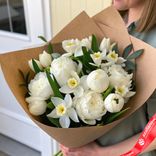 Маленькое фото 1: Букет из 7 белых пионов и 6 белых нарциссов в крафте. Сервис доставки цветов AzaliaNow
