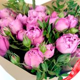 Маленькое фото 4: Букет из 7 кустовых пионовидных розовых роз, в пленке с зеленью