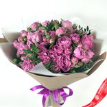 Маленькое фото 2: Букет из 15 кустовых пионовидных розовых роз, в пленке с зеленью