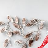 Маленькое фото 2: Гирлянда из шишек заснеженная, 105 см, коричневый