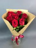 Фото флориста 2: Букет из 7 красных роз в крафте с лентой, 60 см, Россия
