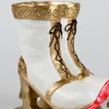 Маленькое фото 2: Сувенир «Коньки» (полирезин), Н18,5х19х11,5см, белый/золотой