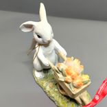 Маленькое фото 4: Сувенир «Кролик с тележкой» (полирезин), Н12х13,5х6см, белый. Сервис доставки цветов AzaliaNow