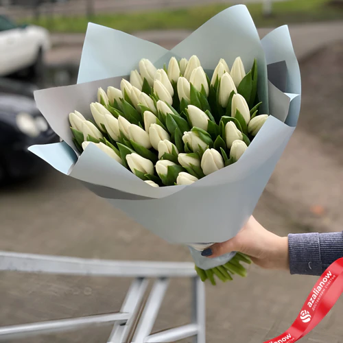 Фото 1: Букет из 45 белых тюльпанов в светло-серой упаковке. Сервис доставки цветов AzaliaNow