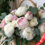 Маленькое фото 2: Букет из 20 белых и розовых пионов в корзине с эвкалиптом. Сервис доставки цветов AzaliaNow