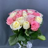 Фото флориста 1: Букет из белых и светло-розовых роз «Прикосновение»