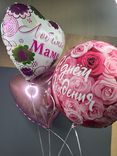Фото флориста 1: Композиция из 3 шаров с гелием «Любимой Маме (цветочный узор)»