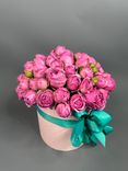 Фото флориста 1: Букет из 9 кустовых пионовидных розовых роз в шляпной коробке