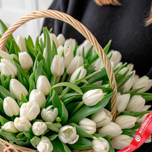 Фото 3: Букет из 47 белых тюльпанов в корзине