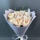 Фото флориста 5: Букет из 9 пионовидных роз в серой упаковке «Белая сказка»