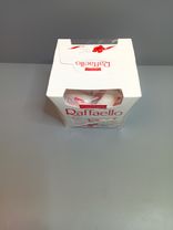 Конфеты в коробке Raffaello, с цельным миндальным орехом, в кокосовой обсыпке, 150 г. Фото флориста - 1