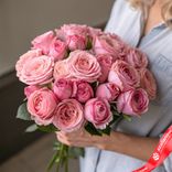 Маленькое фото 1: Букет из 21 пионовидной розовой розы, 50 см, Эквадор. Сервис доставки цветов AzaliaNow