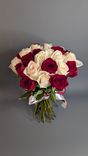 Фото флориста 6: Букет из 25 красных и белых роз