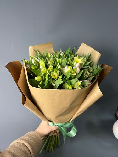 Фото флориста 1: Букеты из ирисов и альстромерий