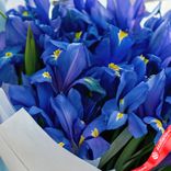 Маленькое фото 5: Букет из 25 синих ирисов в белой бумаге. Сервис доставки цветов AzaliaNow