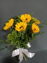 Фото флориста 3: Букет из 5 желтых подсолнухов с белой лентой