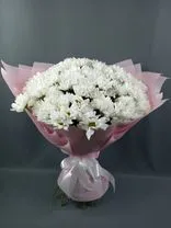 Фото флориста 2: Букет из 25 белых ромашковых хризантем в розовой пленке