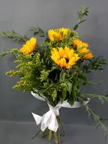 Фото флориста 2: Букет из 5 желтых подсолнухов с белой лентой