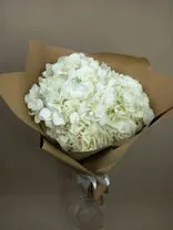 Фото флориста 2: Букет из 3 белых гортензий в крафте