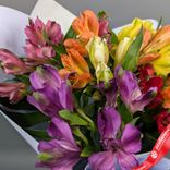 Маленькое фото 4: Букет из 7 альстромерий микс в голубой пленке с белой лентой