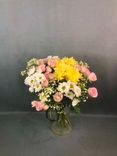 Фото флориста 1: Букет из хризантем, роз и гипсофил «Розовое блаженство»