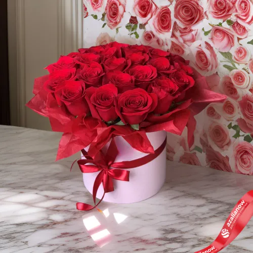 Фото 1: Букет из красных роз в шляпной коробке «Любовь в коробке». Сервис доставки цветов AzaliaNow