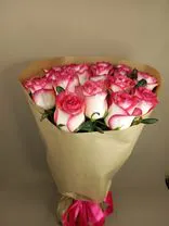 Фото флориста 1: Букет из 19 бело-розовых роз в крафте