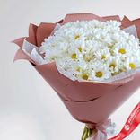 Маленькое фото 2: Букет из 15 хризантем Ромашка «Просто люблю» (букеты из хризантем). Сервис доставки цветов AzaliaNow