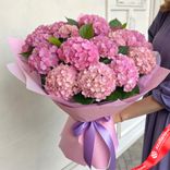 Маленькое фото 1: Букет из 17 розовых гортензий в сиреневой пленке с лентой