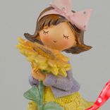 Маленькое фото 5: Сувенир «Девочка с подсолнухом» (полирезин), H19,5x8х8,5см, сиреневый