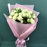 Фото флориста 1: Букет из 13 кустовых пионовидных белых роз в розовой пленке