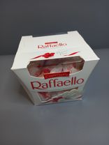 Конфеты в коробке Raffaello, с цельным миндальным орехом, в кокосовой обсыпке, 150 г. Фото флориста - 0